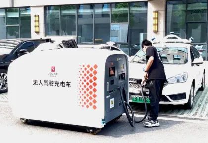 “開卷”新賽道-已有30+企業(yè)推出移動(dòng)充電機(jī)器人