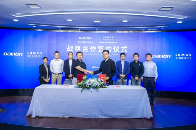 賽博格重載機器人 R01 亮相 WAIC 2025，共探高危行業 “中國方案”